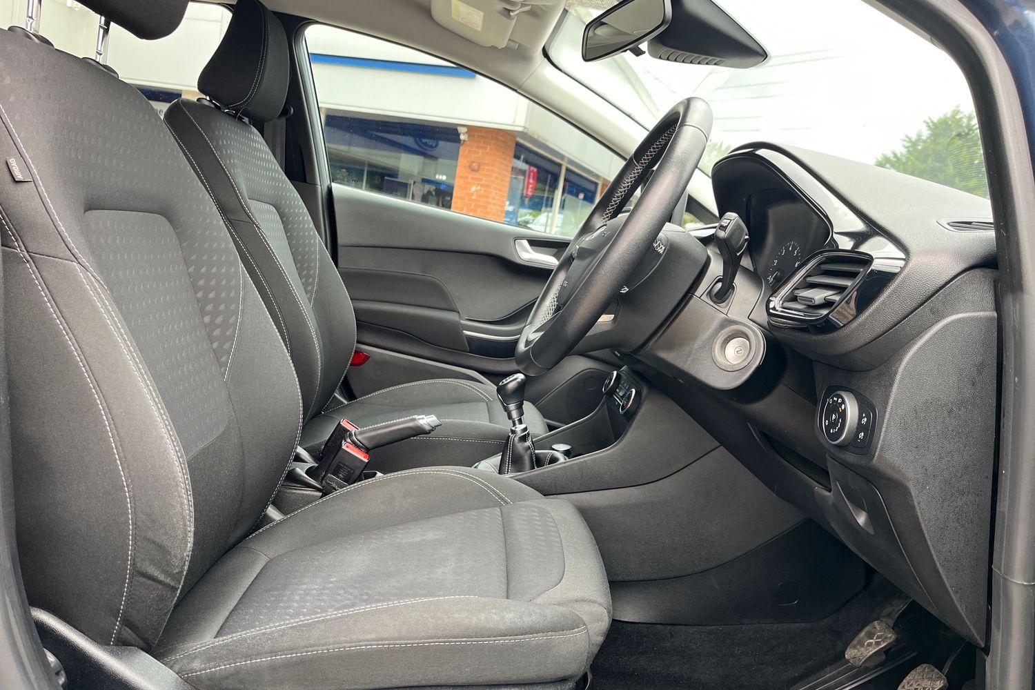 Ford FIESTA Photo 16