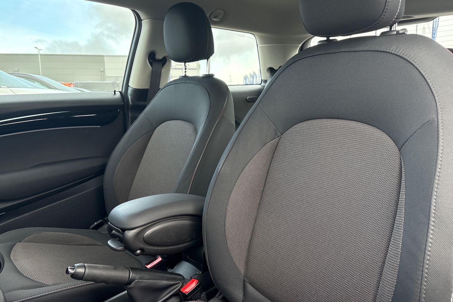 MINI HATCHBACK Photo 18