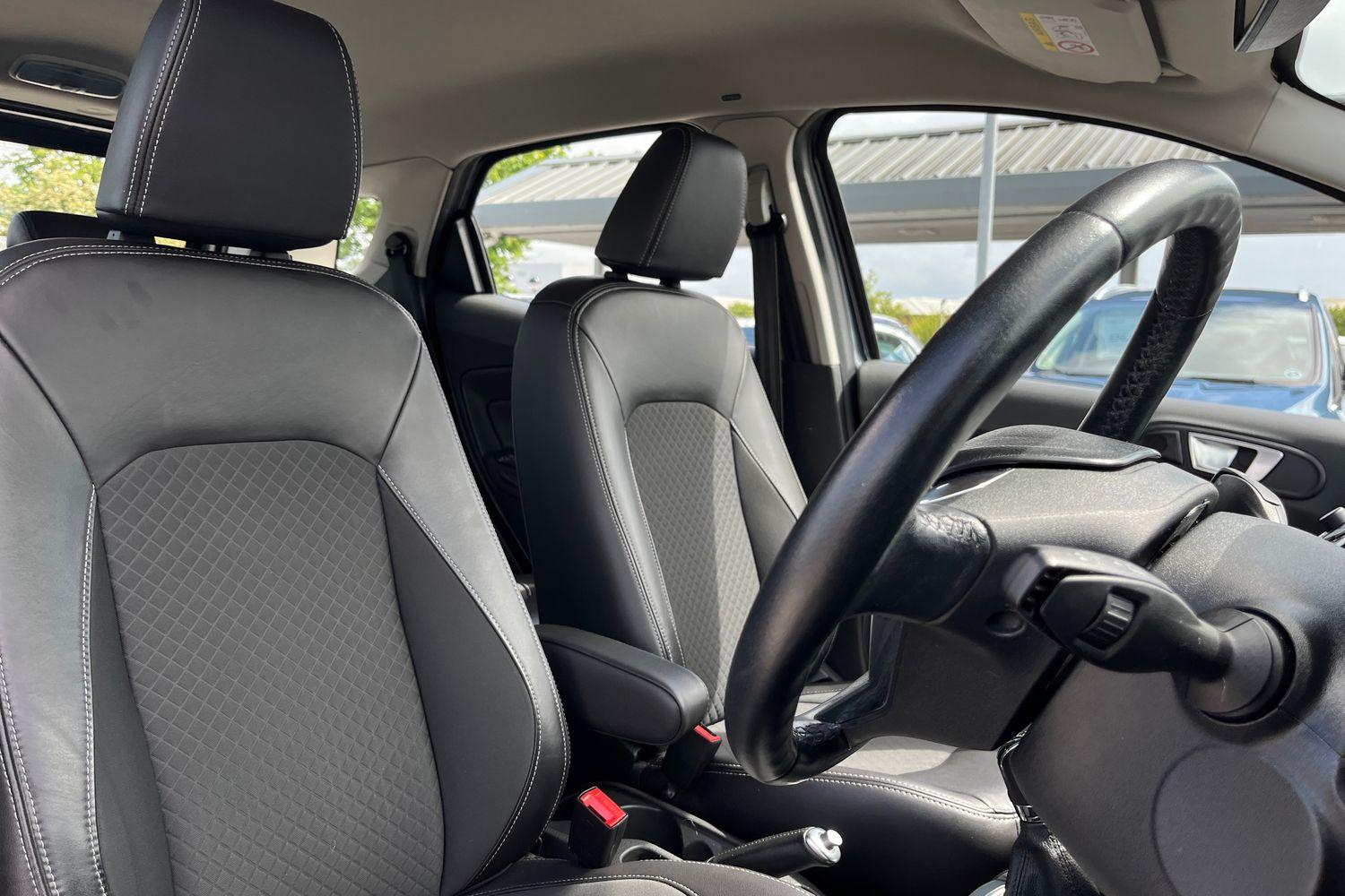 Ford EcoSport Photo 16