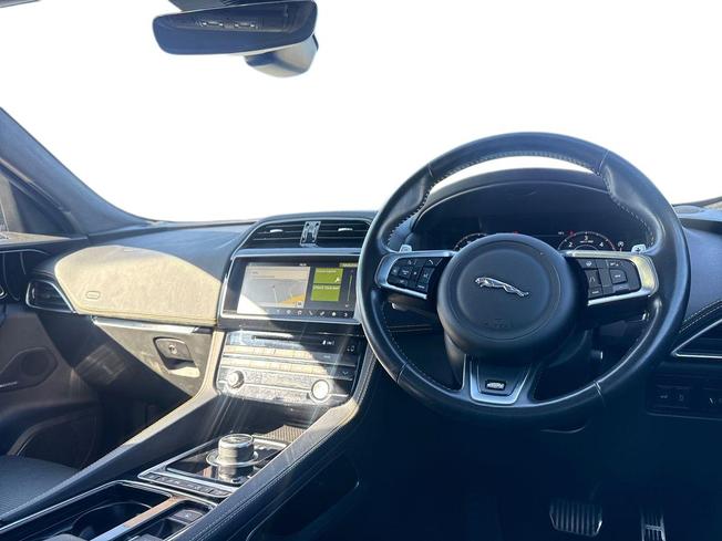 JAGUAR F-Pace Photo 6