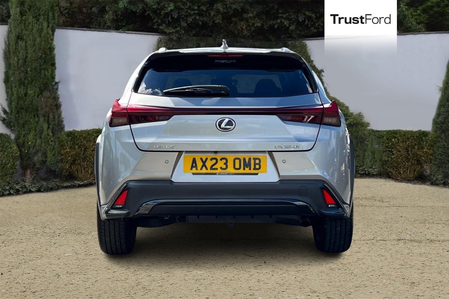 Lexus UX Photo 6