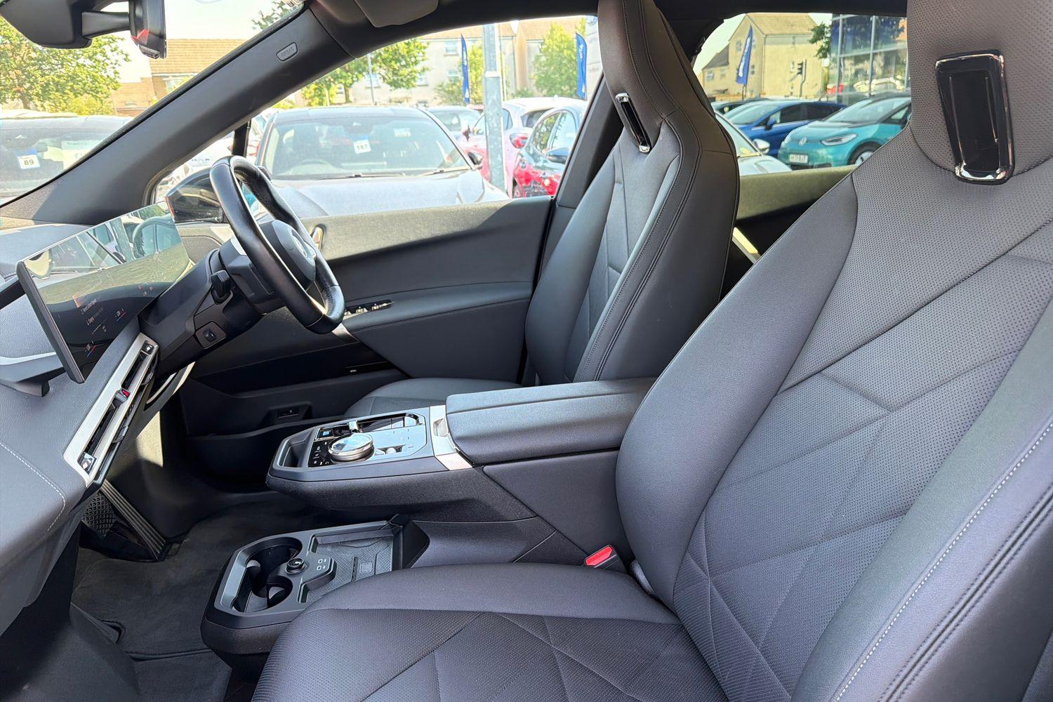 BMW iX Photo 18