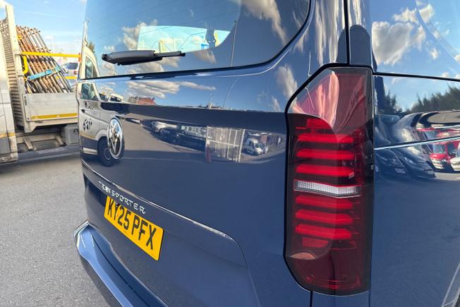 VOLKSWAGEN Transporter Shuttle Photo 18