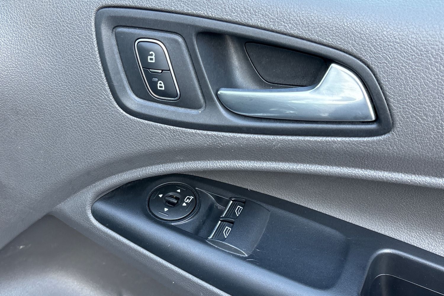 Ford TRANSIT CONNECT Photo 16