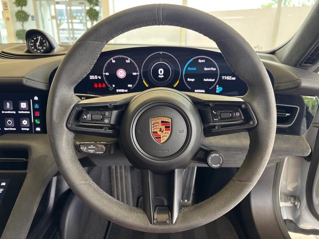 Porsche Taycan Photo 17