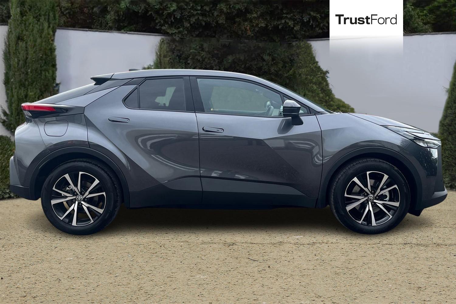Toyota C-HR Photo 2