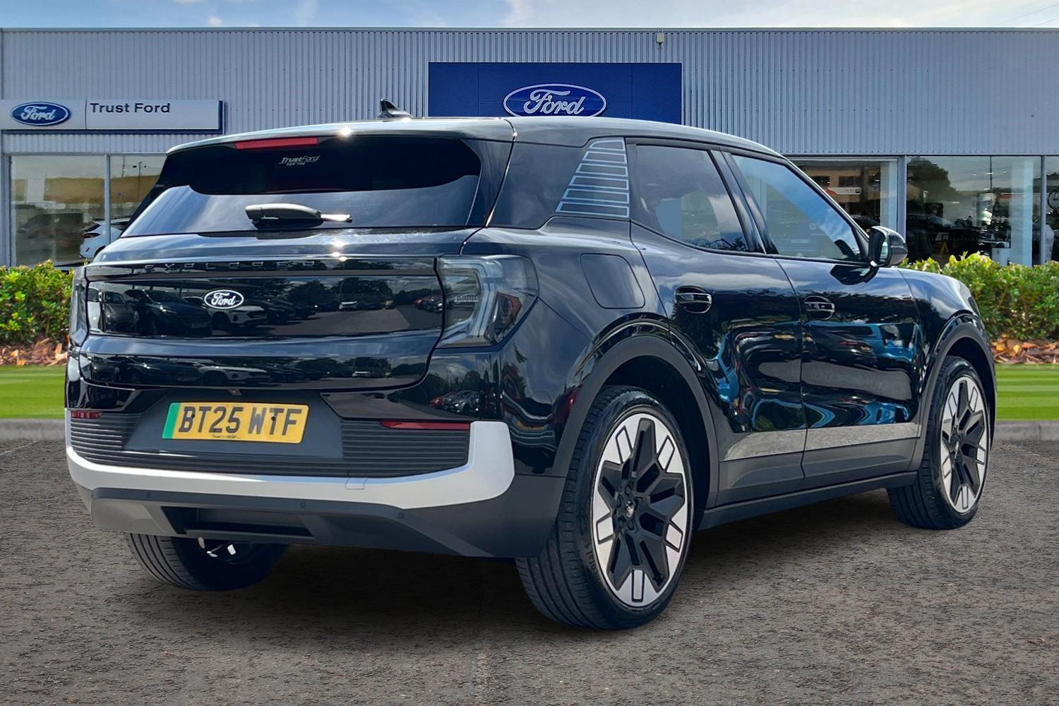 Ford Explorer Photo 3