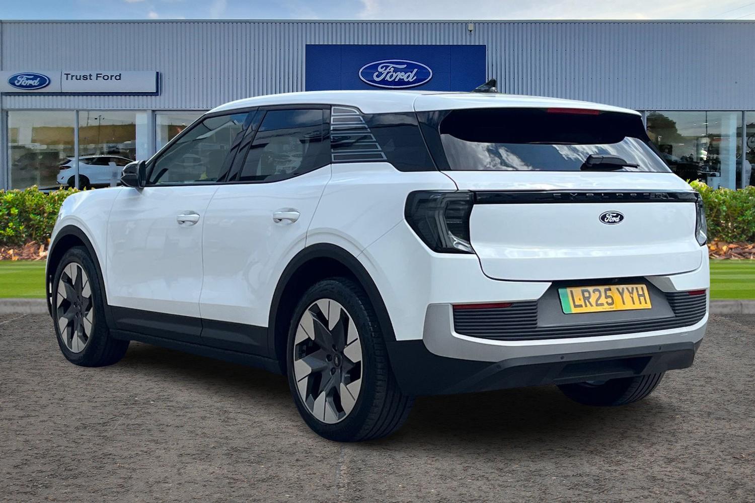 Ford Explorer Photo 1