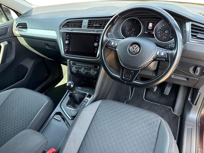 VOLKSWAGEN Tiguan Photo 6