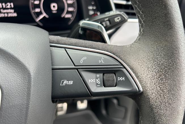 AUDI Rsq8 Photo 17