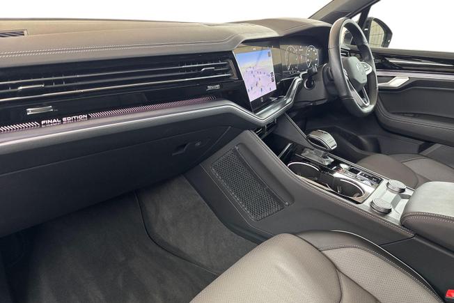 VOLKSWAGEN Touareg Photo 2