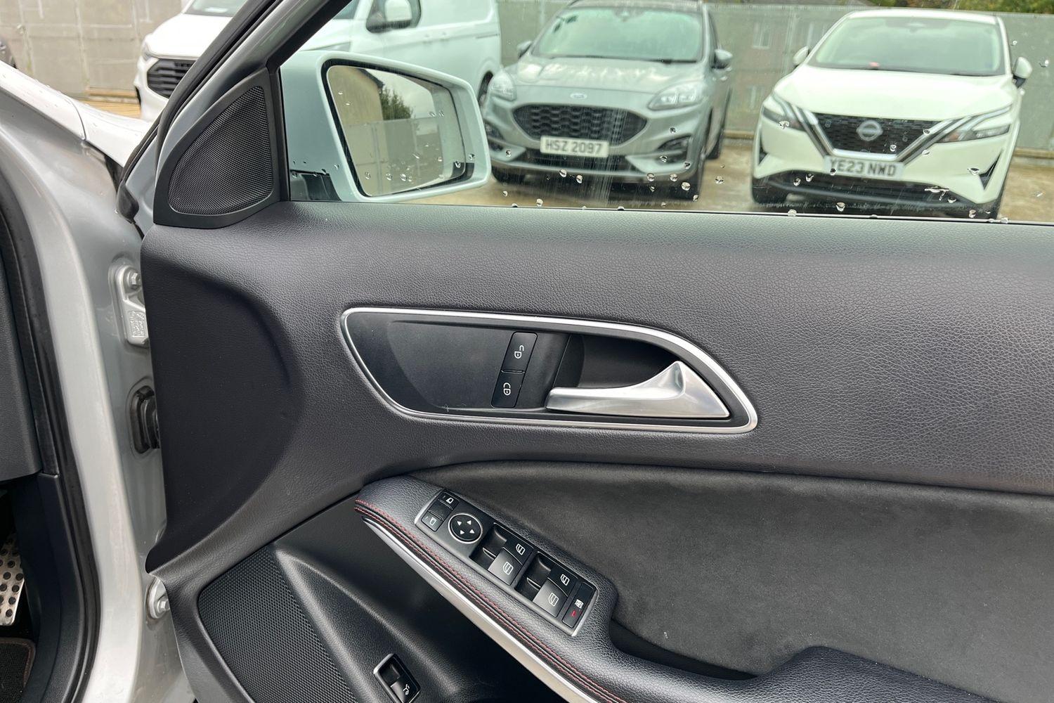 Mercedes-Benz GLA Photo 24