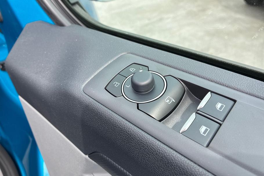 Used Ford TRANSIT CUSTOM DYZ9135 37