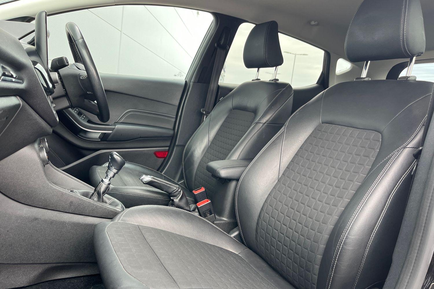 Ford FIESTA Photo 18