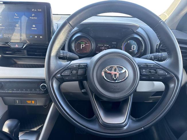 TOYOTA Yaris Photo 11