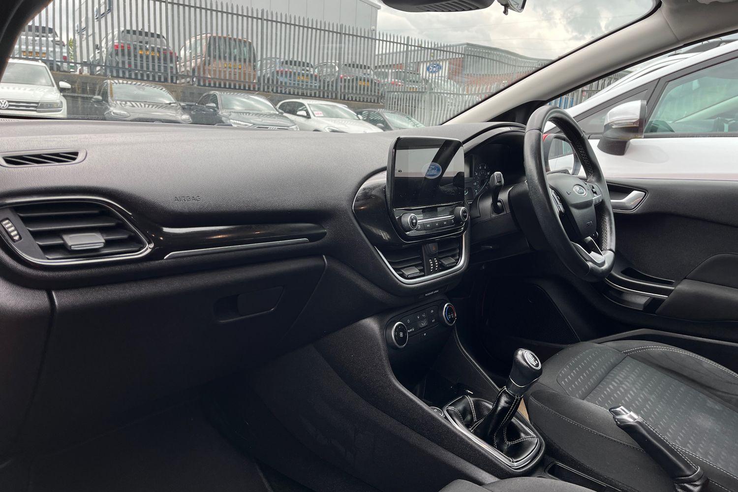 Ford FIESTA Photo 17