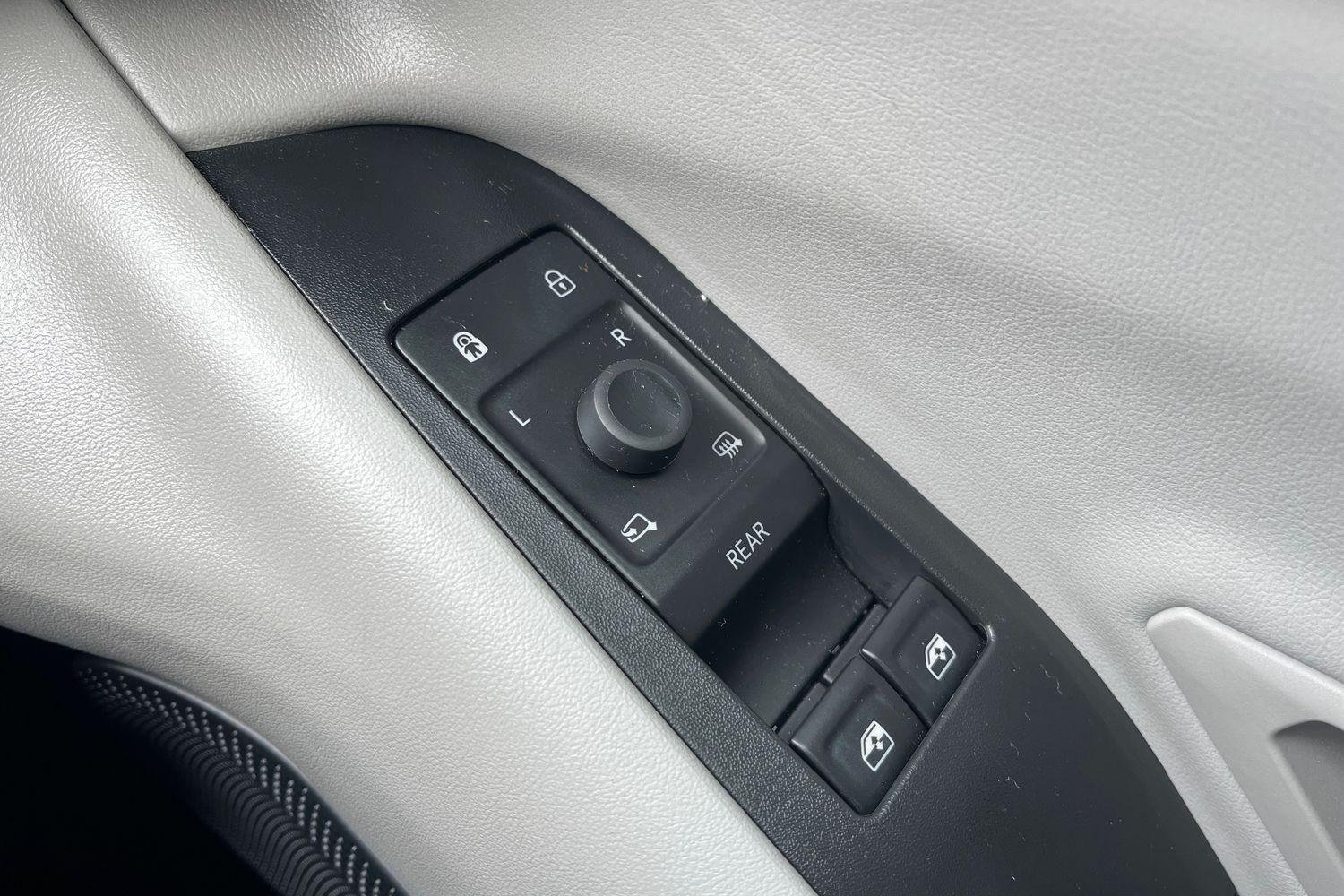 Ford EXPLORER Photo 15