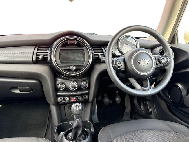 MINI Hatch Photo 11