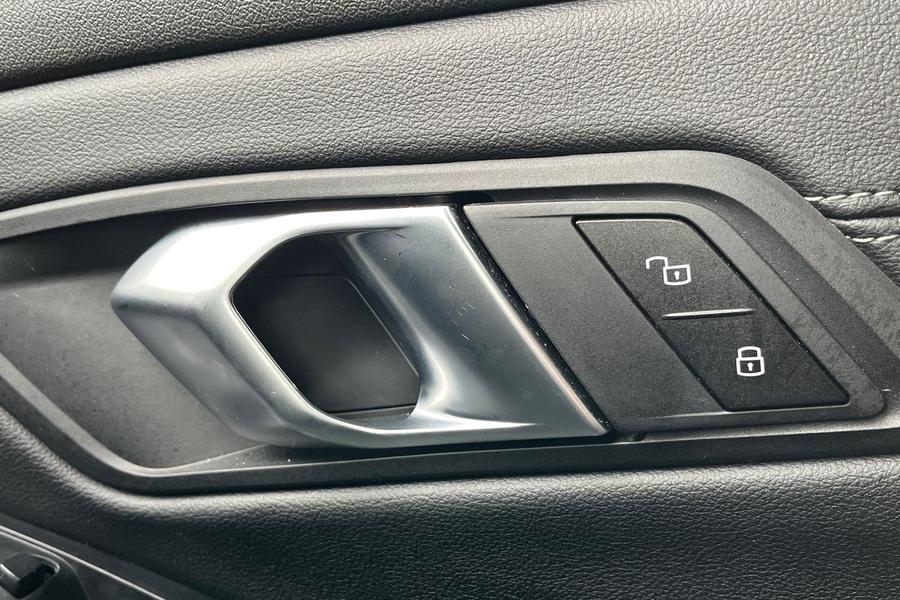 BMW 3 SERIES Photo autoimg-c586f778cfab876b9ff22a56b935e9dfc64e3464.jpg