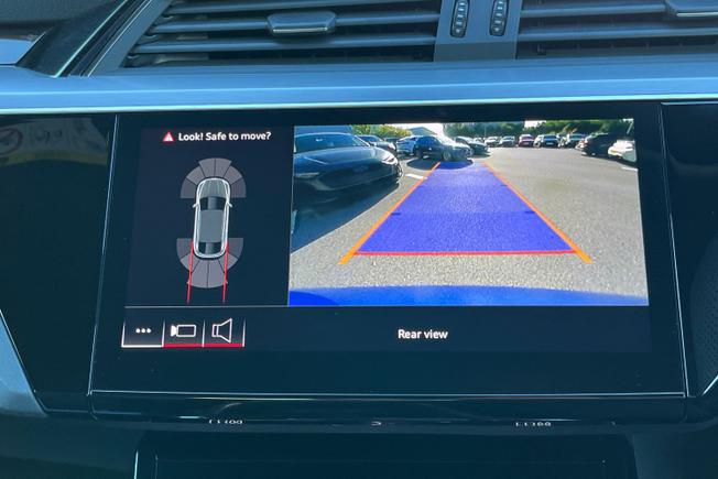 AUDI Q8 E-Tron Photo 22