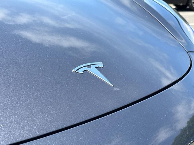 TESLA Model 3 Photo 21