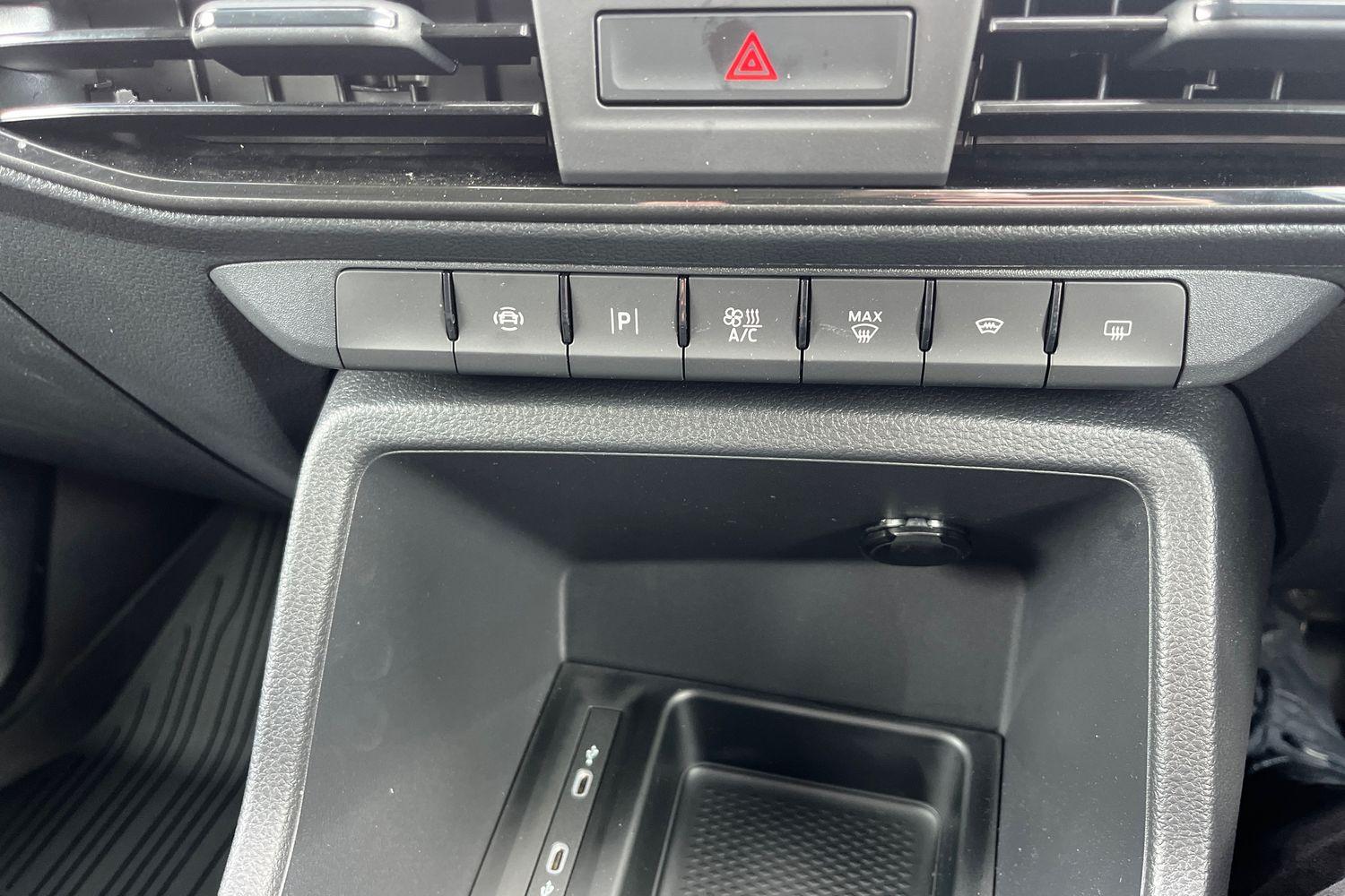 Ford TRANSIT CONNECT Photo 15