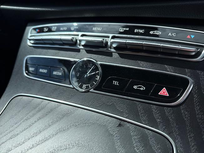 MERCEDES-BENZ E Class Photo 27