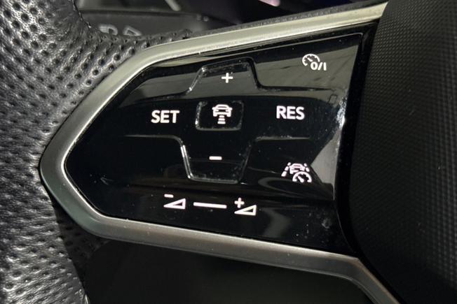 VOLKSWAGEN Tiguan Photo 16