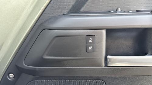 Land Rover Defender Photo autoimg-c5ccef3d839c567328d0c42e0e442813b91b2457.jpg