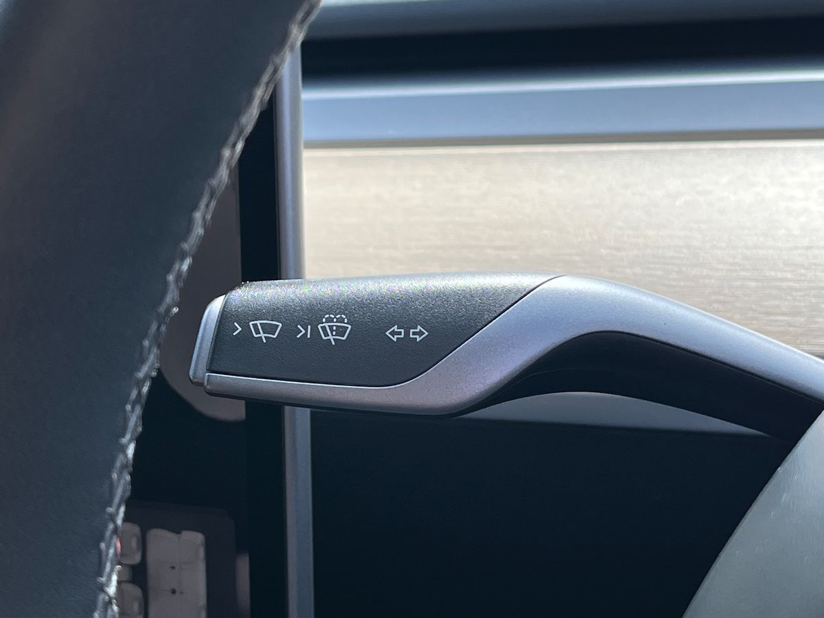 TESLA Model Y Photo 31