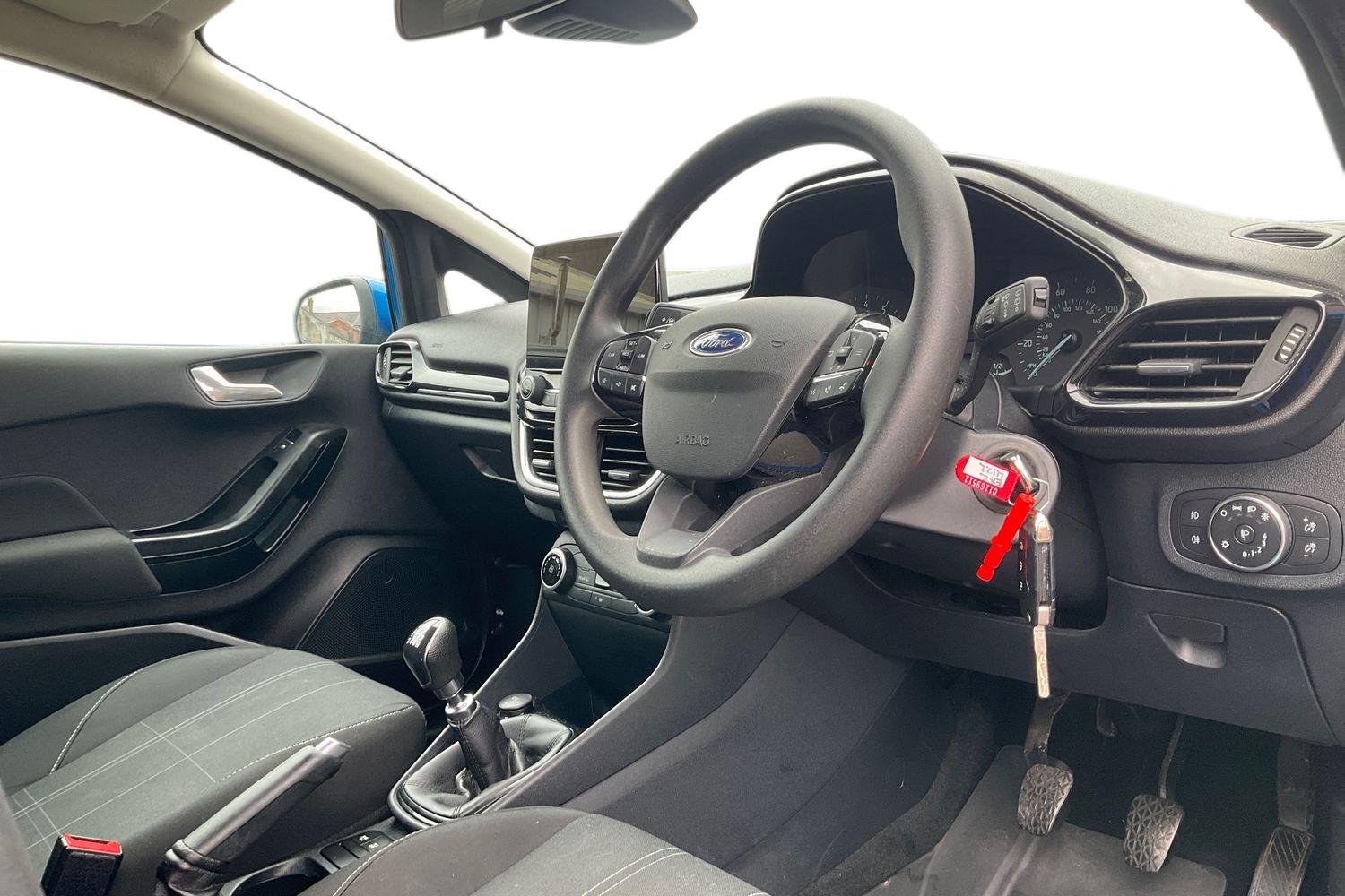 Ford FIESTA Photo 8