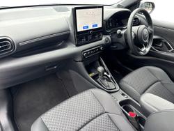 TOYOTA Yaris Photo 2