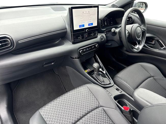 TOYOTA Yaris Photo 2