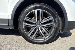 VOLKSWAGEN Tiguan Photo 5