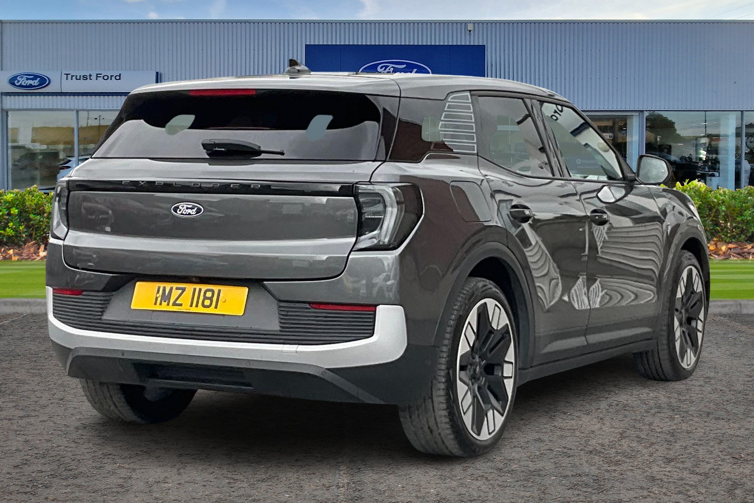 Ford Explorer Photo 3