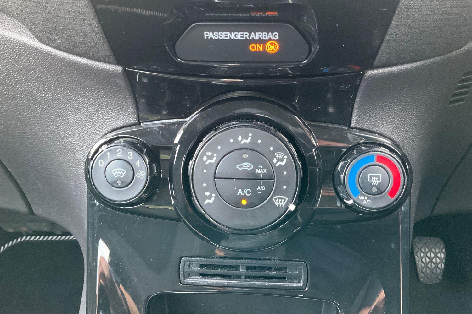 Ford FIESTA Photo 24