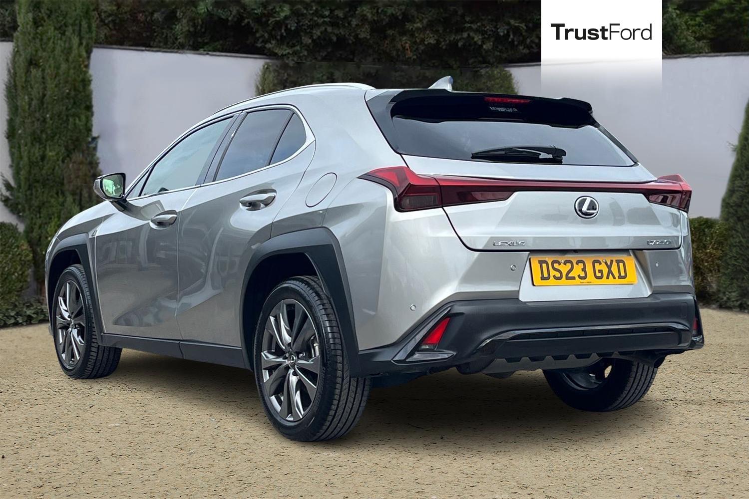 Lexus UX Photo 1