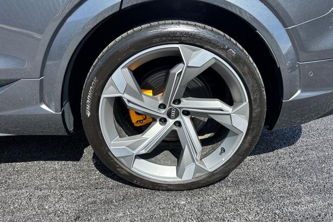 Audi e-tron S Photo 27