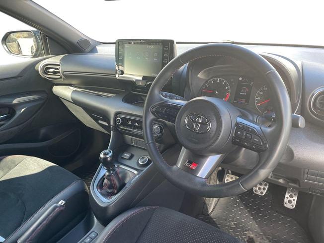TOYOTA Yaris Photo 6