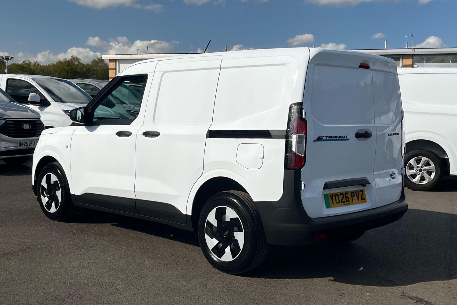 Ford TRANSIT E-COURIER Photo 36