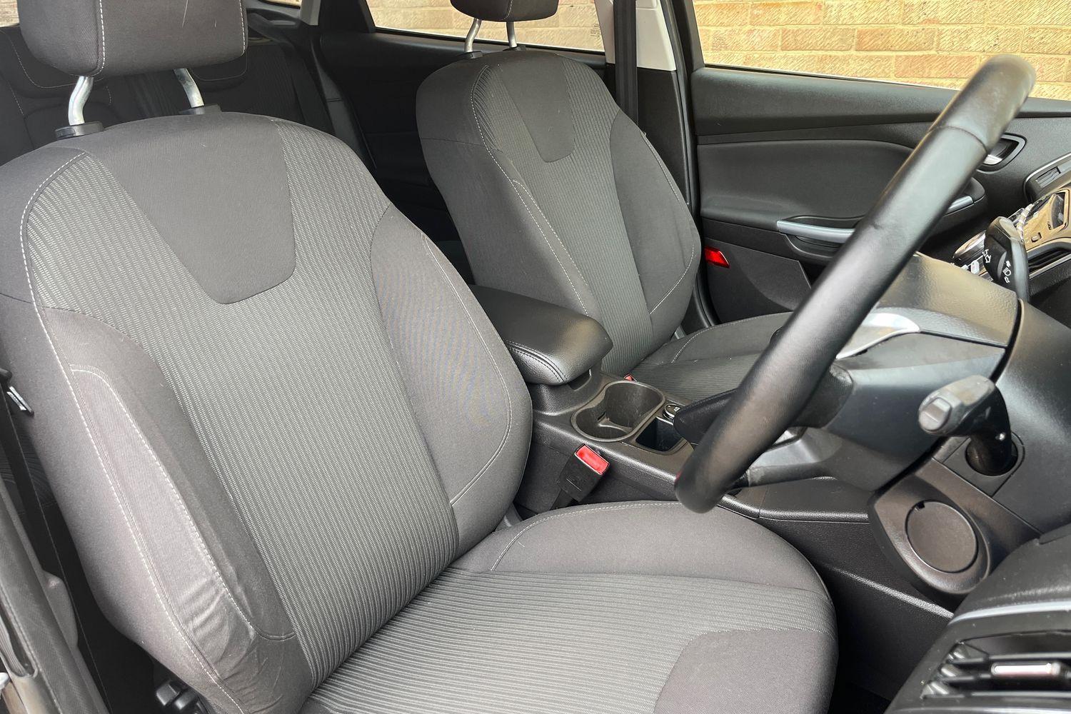 Ford Focus Photo 16