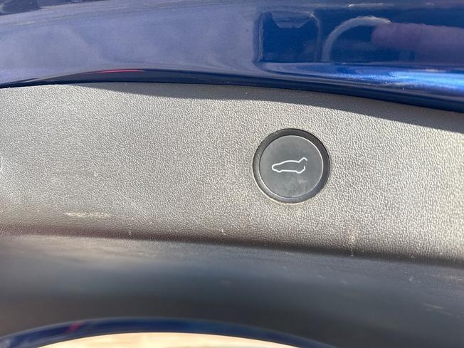 TESLA Model 3 Photo 24