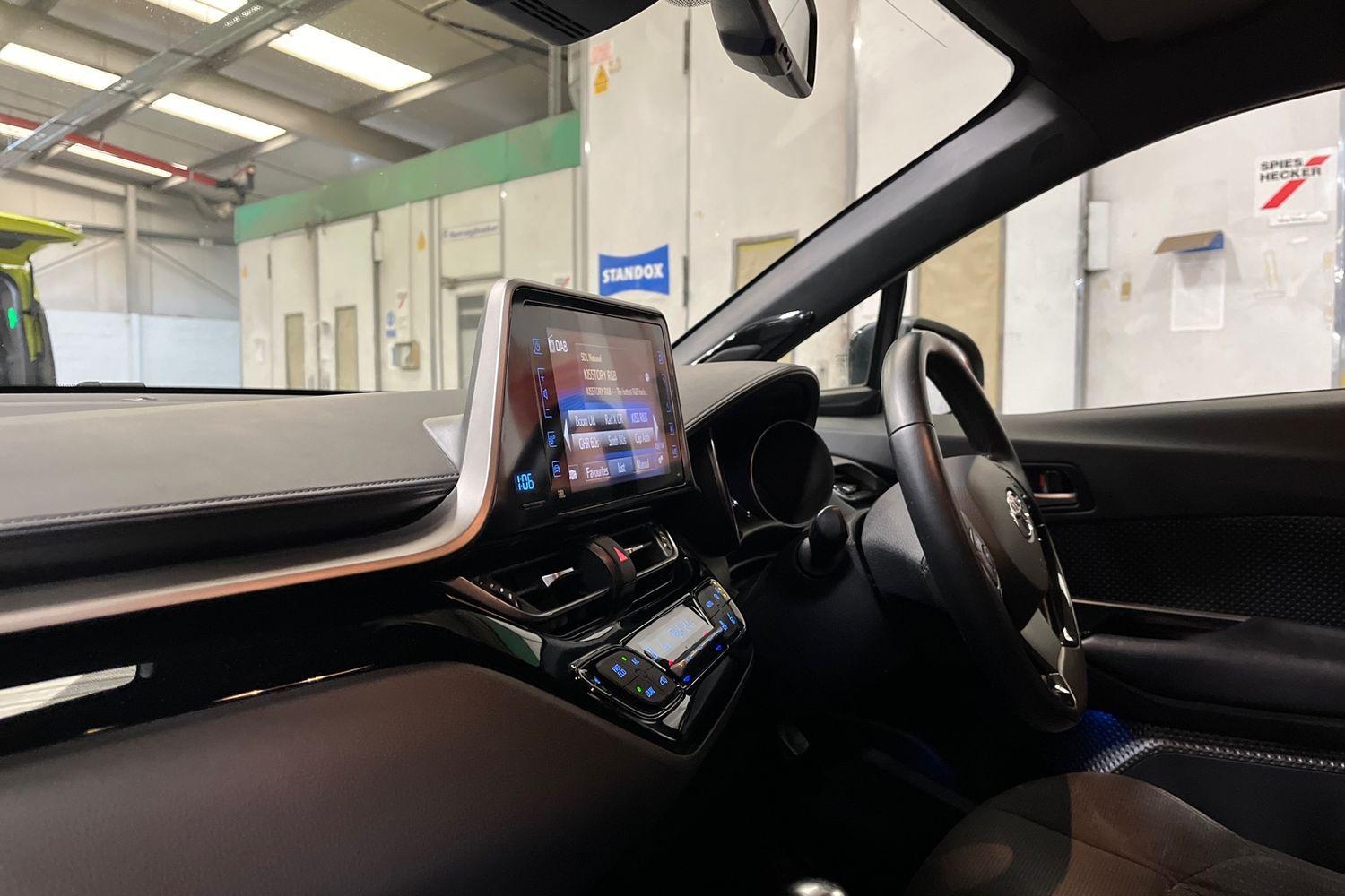 Toyota C-HR Photo 17