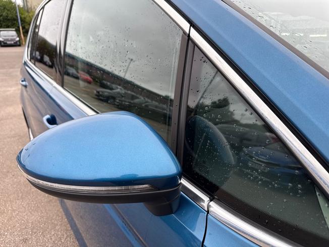 VOLKSWAGEN Touran Photo 20