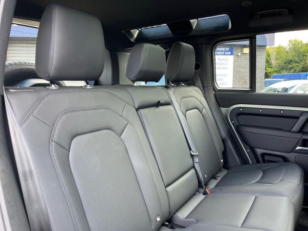Land Rover Defender 110 Photo autoimg-c803b6665b19d893198442e25b1101be5d71978e.jpg