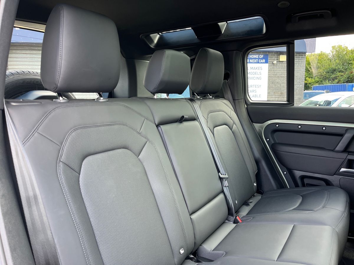 Land Rover Defender 110 Photo 27