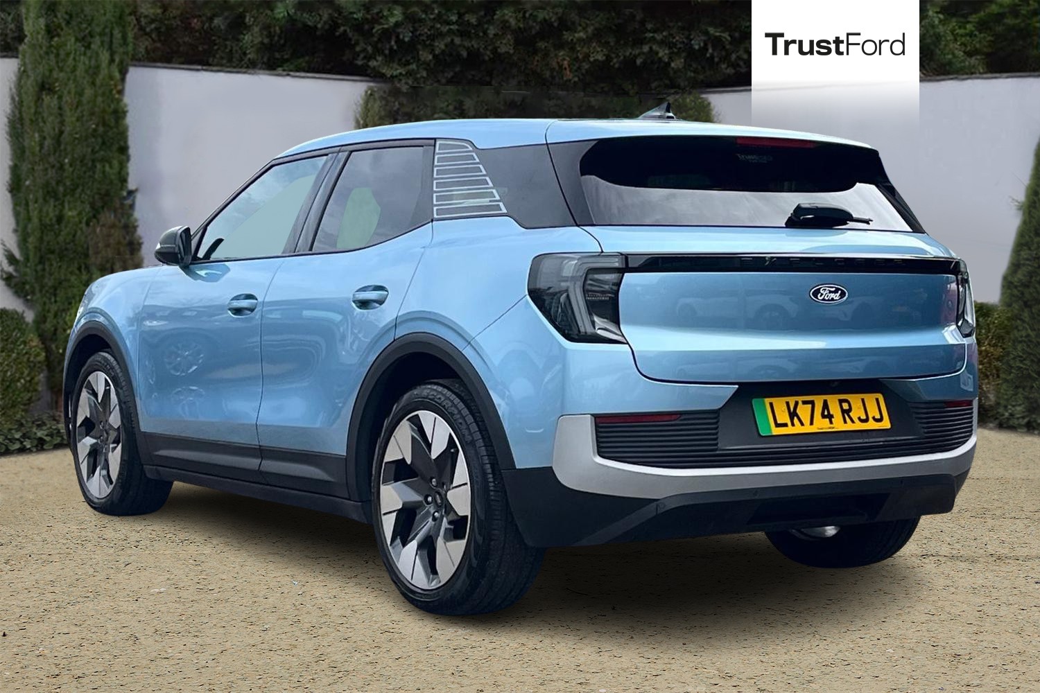 Ford Explorer Photo 1