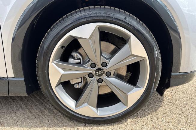 Audi Q4 Photo 5