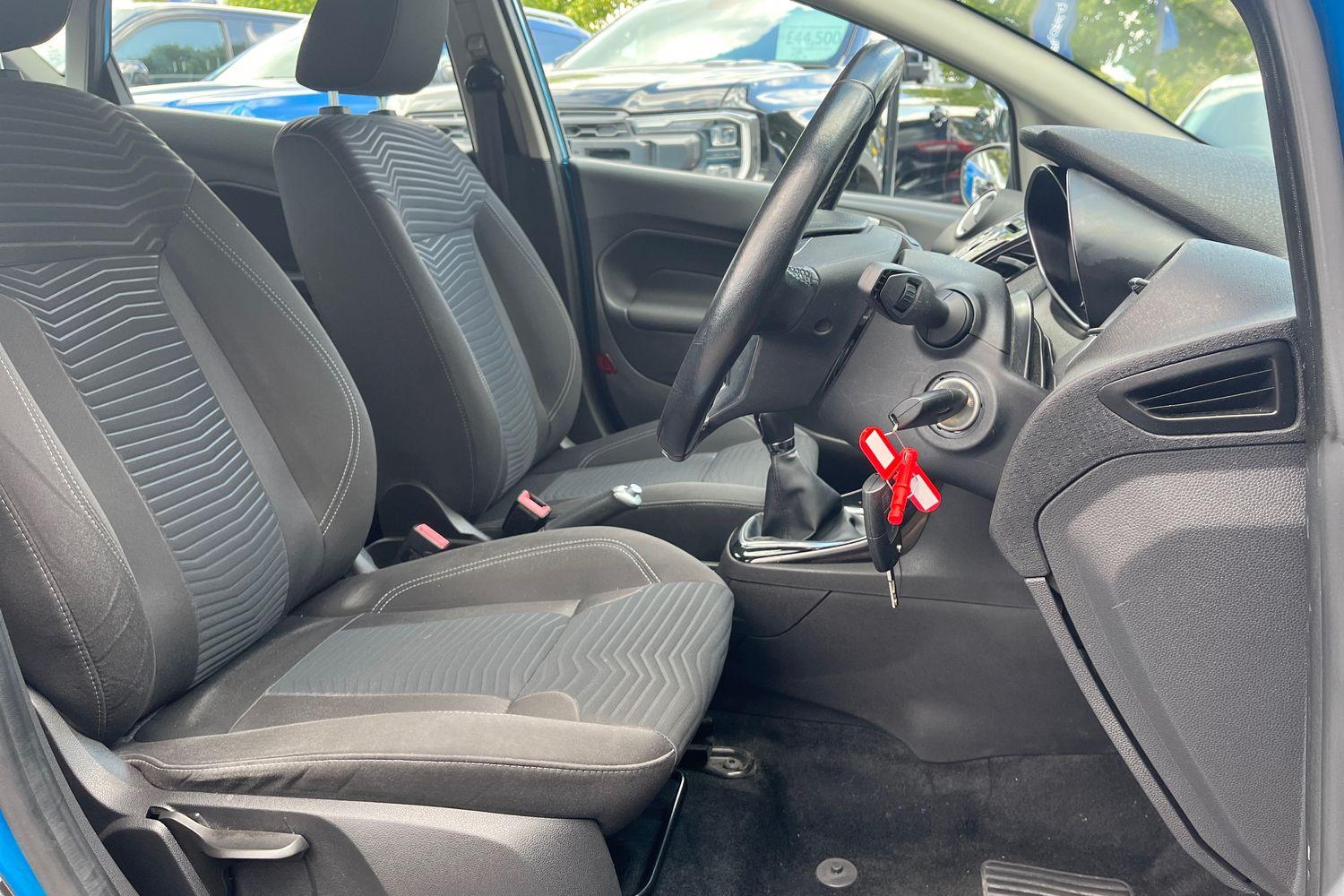 Ford FIESTA Photo 16