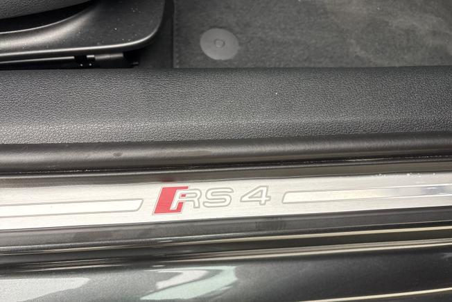 Audi RS4 Photo 28